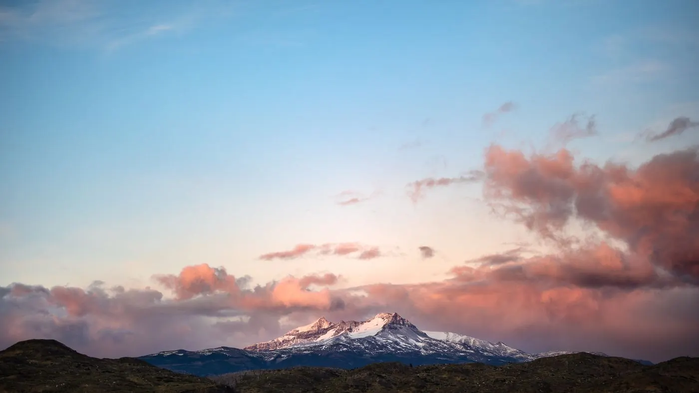Volcán nevado al atardecer
